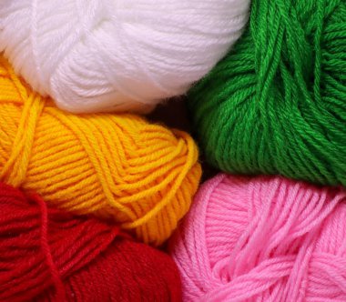 Toplar pembe yeşil kırmızı, sarı ve beyaz renkli yün..