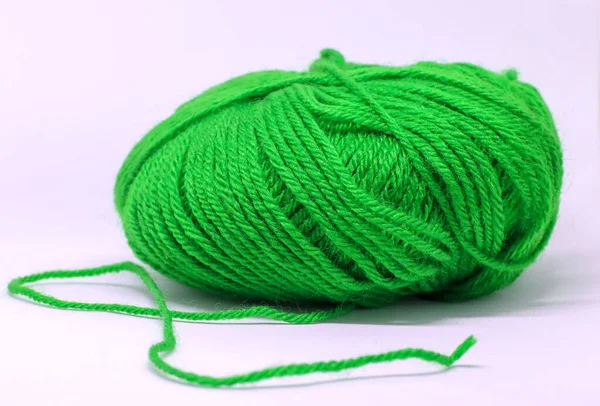 Een bal van groene wol in witte achtergrond. — Stockfoto