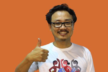 Gülümseyen ve kendine güveni tam bir manipuri Kuzey Doğu Hindistanlı gözlüklü bir adam.