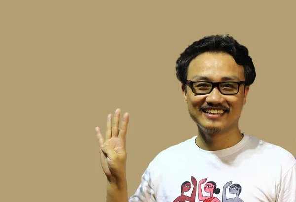 En leende och självsäker manipuri nordost indian man med glasögon som visar tecken på fyra med fingrar — Stockfoto