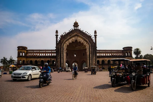 LUCKNOW, INDIA - DIC 19: Turistas y ciudadanos cerca de la famosa puerta histórica Rumi Darwaza en el soleado día 13 de diciembre de 2019 en Lucknow, India —  Fotos de Stock