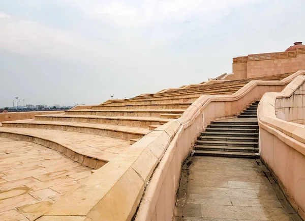 15.12.2019. Το αναμνηστικό πάρκο Άμπεντκαρ στο Λάκναου. Είναι μια τεράστια περιοχή της λιθοδομής στην πόλη της Lucknow και ένα δημοφιλές τουριστικό αξιοθέατο. — Φωτογραφία Αρχείου