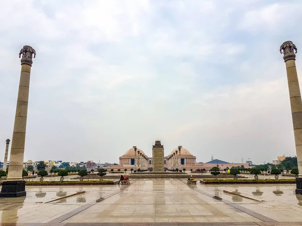 Diciembre 15.2019. El parque conmemorativo Ambedkar de lucknow. Es una zona masiva de piedra en la ciudad de lucknow y una atracción turística popular . — Foto de Stock