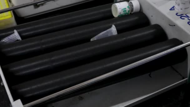 Frascos de soro e tubo de centrifugação em rolo motorizado para mistura em laboratório de pesquisa — Vídeo de Stock