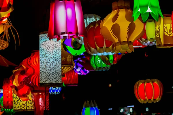 Различные цвета бумаги китайский электрическая ночная лампа свисает с потолка по случаю китайского лунного нового года . — стоковое фото