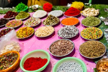 betel yaprağı banarasi paan 'ı seçici odak ve bulanık arkaplanla süslemek için kullanılan farklı renkli garnitür tava masala türleri.