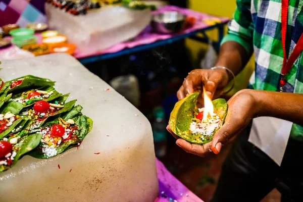 Fire paan, a special variety of flaming betel leaf being prepared in the hands of seller — Stock Photo, Image