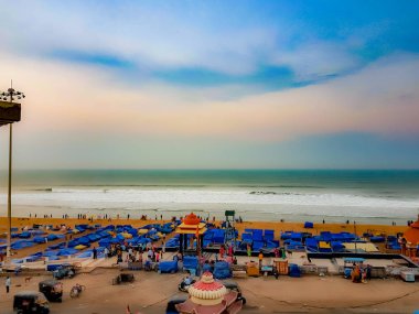 22 Nisan 2019. Puri, Hindistan. Sabahın erken saatlerinde Puri sahil pazarının manzarası. Bu bölge yerel olarak Swargadwar ya da cennete geçit olarak bilinir.