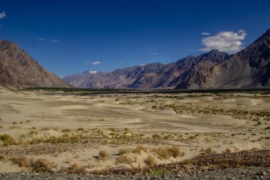 Çorak Himalaya zirveleri olan ladakh 'ın çorak toprakları derin mavi gökyüzü ile görülebilir..