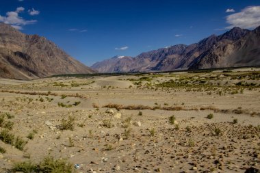 Çorak Himalaya zirveleri olan ladakh 'ın çorak toprakları derin mavi gökyüzü ile görülebilir..