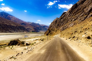 Leh ladakh, Jammu ve Kaşmir 'in çorak Himalaya dağları arasında kıvrımlı bir yokuş var.