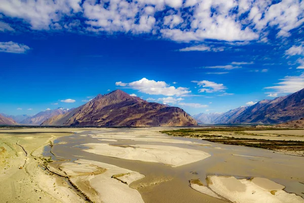 ラダック、ジャム、カシミール、インドの川と深い青空と白いパッチワークの雲と砂漠の不毛の山の高いダイナミックレンジの画像 — ストック写真