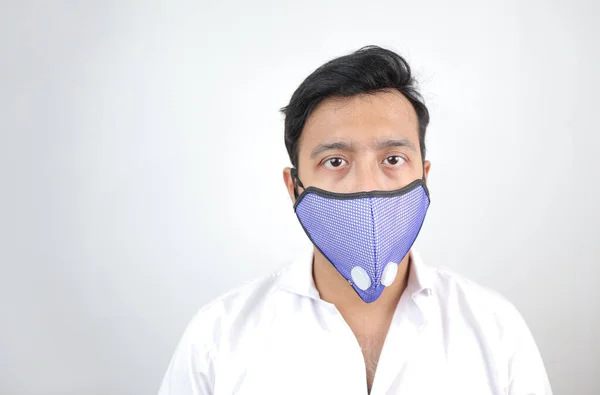 Mężczyzna lekarz noszący maskę z miejscem na tekst w gradientowym białym tle — Zdjęcie stockowe