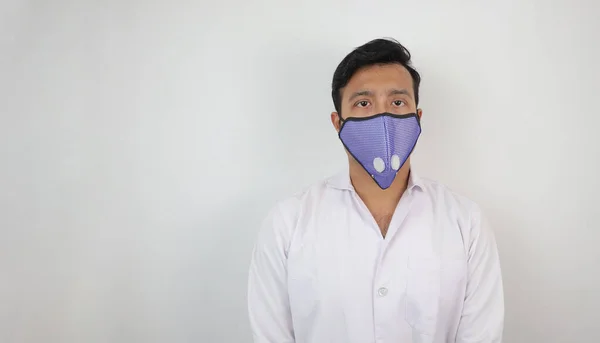 Un profesional médico masculino en bata blanca y máscara en fondo blanco. concepto de imagen para precaución de infección viral — Foto de Stock