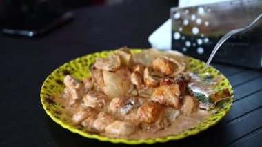 Tavuklu rezala yemek tabaktan çatalla