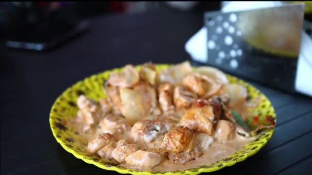 포크를 든 닭고기 레 잘 라를 먹는 모습. — 비디오