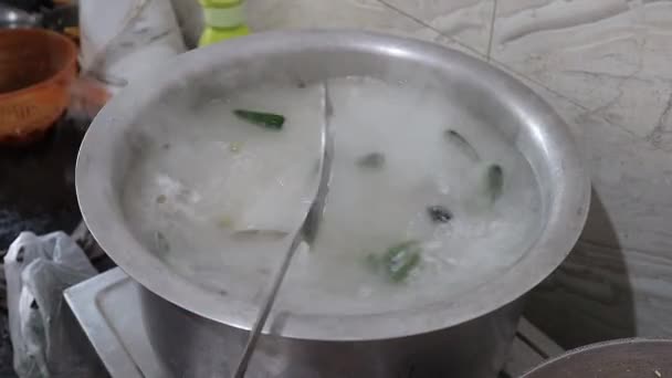 Vařící rýže Basmati v aliminium utensil v kuchyni pro přípravu biryani — Stock video