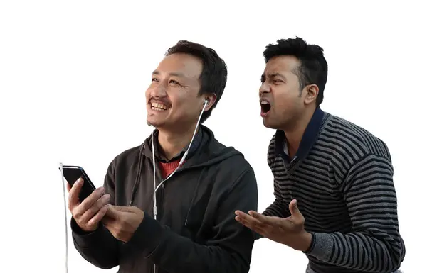 Un hombre escuchando música mientras otro hombre grita de rabia para ganar su atención —  Fotos de Stock