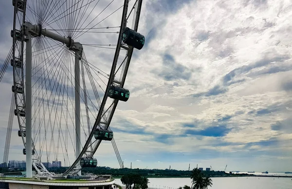 Un arco di volantino singapore con cielo sullo sfondo, singapore turismo copia spazio testo — Foto Stock