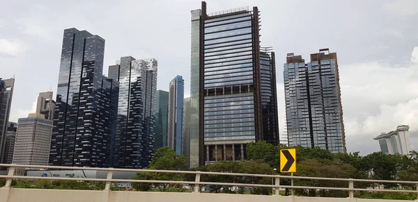 Immeubles de grande hauteur en verre dans une ville métropolitaine développée — Photo