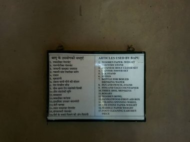 2 Ekim 2019, Sevagram, Hindistan tabelasında Gandhi ji 'nin Sevagram Aşramında kullandığı yazılardan bahsediliyor.