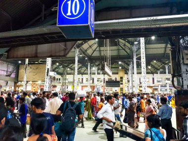 15 Nisan. Howrah İstasyonu, Batı Bengal, Hindistan. Howrah İstasyonu 'nda mahsur kalan ve kalabalık gezginler, kovid 19 yüzünden trenlerin kapatılması nedeniyle iptal edildi..