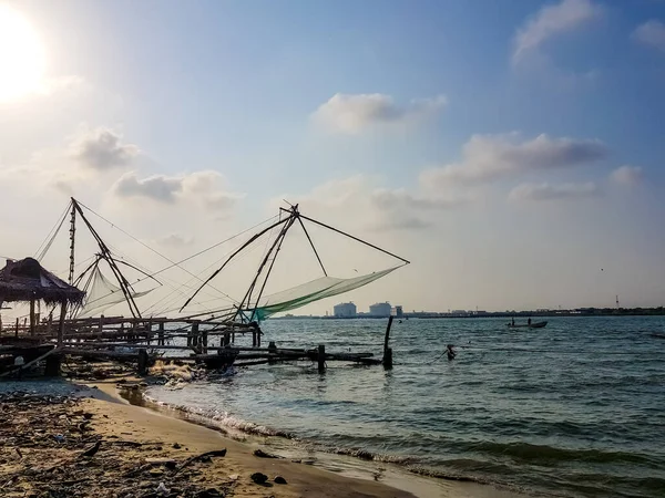 April 2020 Kochi Kerala Indien Ausgediente Und Verlassene Chinesische Fischernetze lizenzfreie Stockbilder