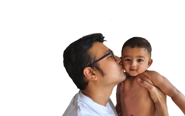 一个戴眼镜的父亲吻了一个披着白色背景的小男孩 — 图库照片