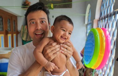 Geçmişi bulanık, babasının kucağına aldığı gülümseyen küçük bir çocuk..