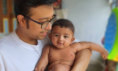 Geçmişi bulanık, babasının kucağına aldığı gülümseyen küçük bir çocuk..