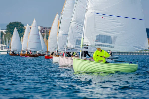 Petits bateaux à la ligne de départ — Photo