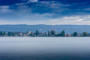 diğer kıyısında küçük bir köy