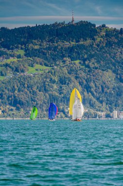 Yelkenli teknelerde dağ önünde