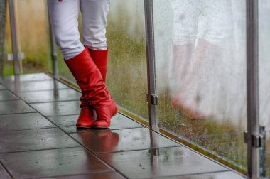 rote Stiefel vor Gel��nder