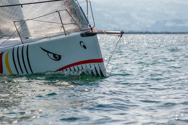 Scherpe tanden op zeilboot boog — Stockfoto