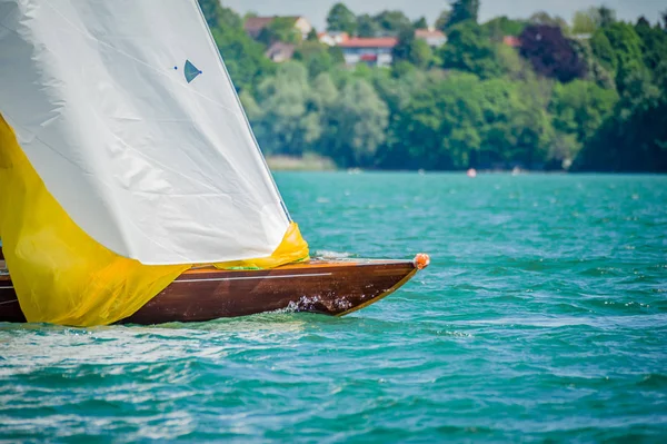 Régate à la constance du lac dans les couleurs du printemps — Photo