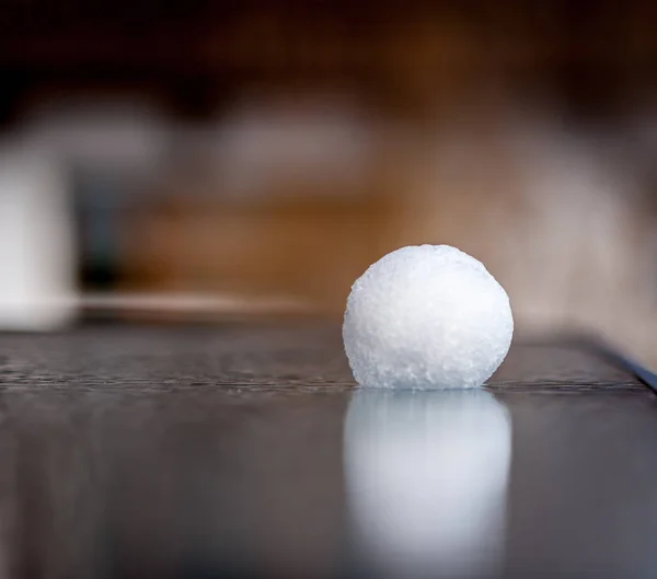 Tauender Schneeball auf Glastisch — Fotografia de Stock