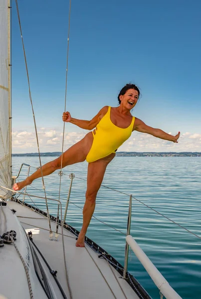 ヨットの黄色水着の女性 — ストック写真