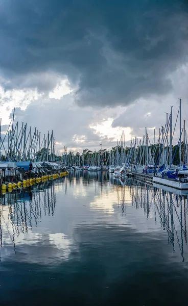 Panorama vertical em um porto de barco esportivo — Fotografia de Stock