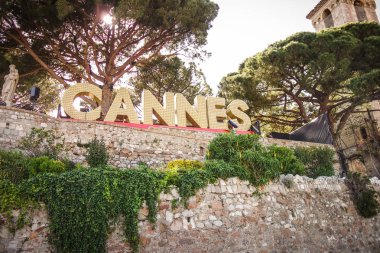 Cannes, Fransa 21 Mayıs 2017: Cannes le Suquet Heights ampulleri yazılmış ünlü dönüm noktası işareti.