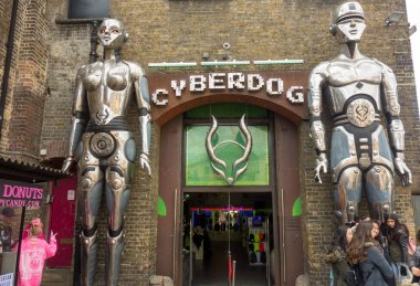 London, Büyük Britanya 23 Mart 2018: insanlar Cyberdog, trance müzik ve siber giyim mağazasında Camden Market girişinde dev robotlar önünde bir araya.