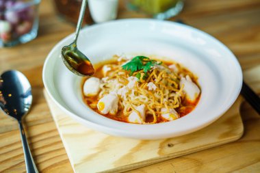 Khao Soi tarifi yengeç eti Tay gıda ile