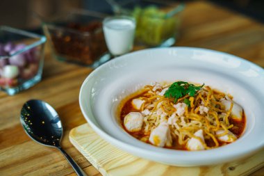 Khao Soi tarifi yengeç eti Tay gıda ile