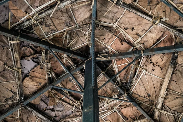 Detalhe Sob Guarda Chuva Construído Uso Folhas Secas — Fotografia de Stock