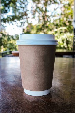 Tahta masada sıcak bir kahve fincanı.