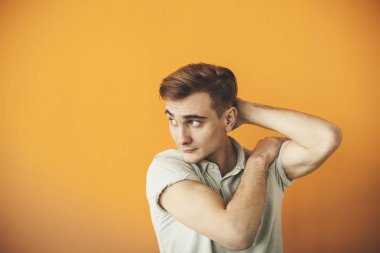 Yakışıklı çekici. Rahat kıyafet geçti silah tutmak yakışıklı genç adam ve gülümseyen