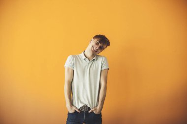 Yakışıklı seksi erkek modeli ayakta ve kamera ile seyir alanı Kopyala