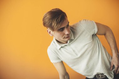 Yakışıklı seksi erkek modeli ayakta ve kamera ile seyir alanı Kopyala