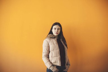 Farklı duygular gösterilen pembe ceketli uzun siyah saçlı genç güzel şirin kız. Gülen, gülümseyen, öfke, şüphe, korku, sürpriz