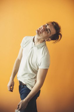 Yakışıklı çekici. Rahat kıyafet geçti silah tutmak yakışıklı genç adam ve gülümseyen